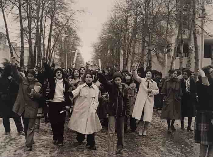 هواداران و مخالفان حجاب در سال 57