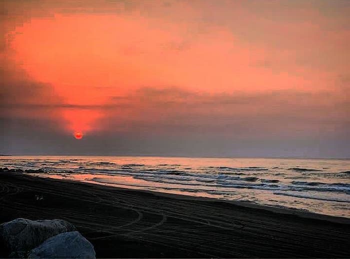 تصاویری زیبا از غروب خورشید در ساحل بندرعباس