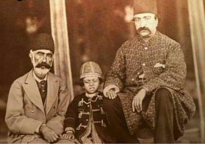 ناصرالدین شاه در کنار ملیجک و علی آقا آشتیانی