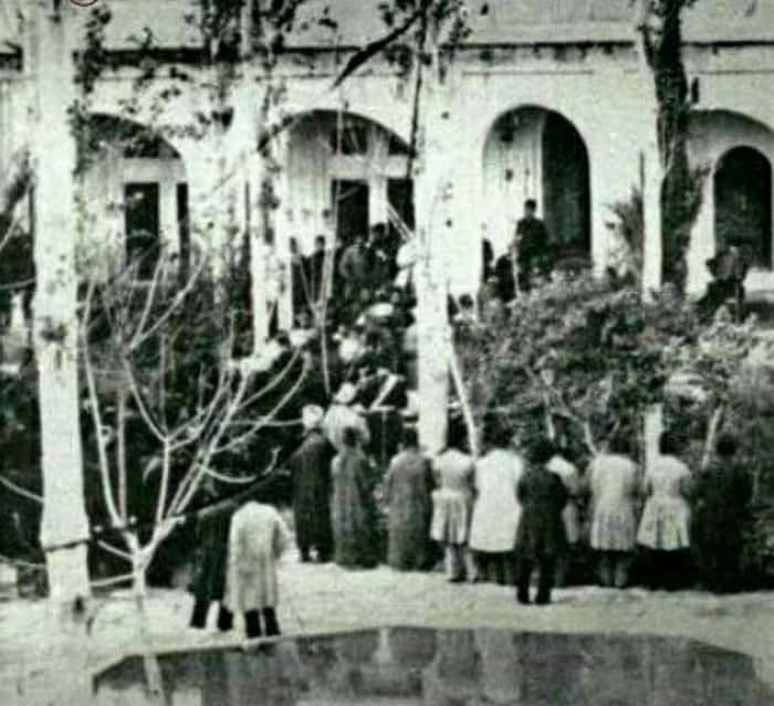 اولین عکسی که از مدرسه دارالفنون در دوره ناصری گرفته شد