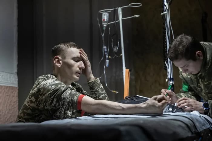 عکس خبری: پزشک و سرباز اوکراینی