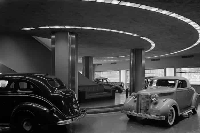 اتومبیل در ساختمان کرایسلر در داخل نمایشگاه آن، 1936