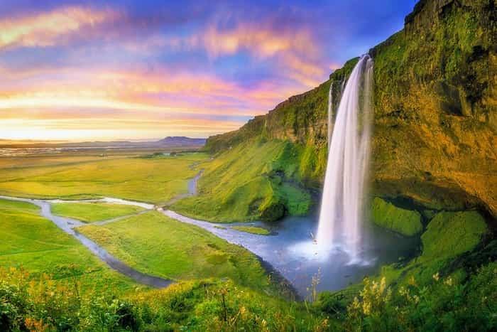 آبشاری در کشور ایسلند