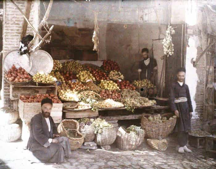 یک میوه فروشی در همدان سال 1927  