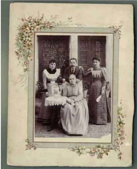 تصویری از یک خانواده ارمنی در جلفا اصفهان۱۸۹۰