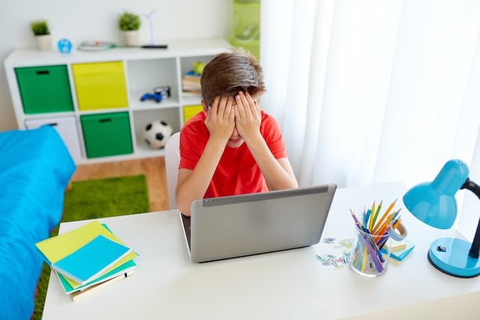 چه چیزی برای جلوگیری از خشونت آنلاین علیه کودکان کار می کند؟