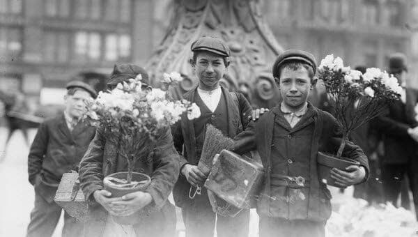 پسربچه‌ها بعد از خرید گل برای عید پاک سال ۱۹۰۸