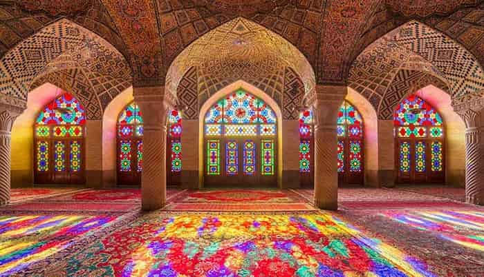 مسجد نصیرالملک، جادوی رنگ‌ها
