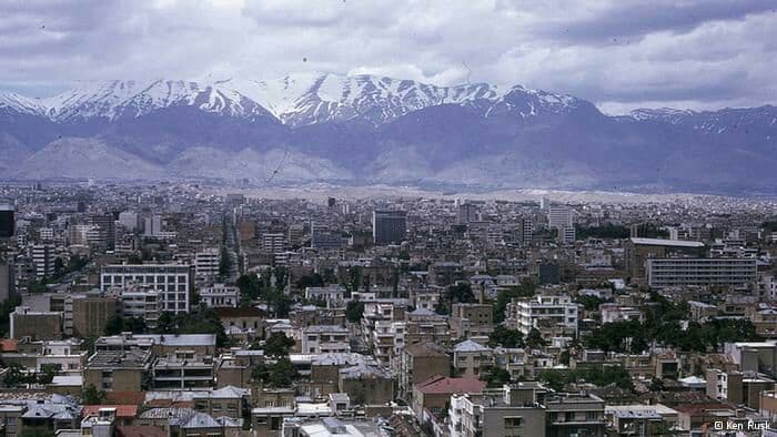 تهران حوالی سال ۱۳۵۰ خورشیدی با نمایی از البرز