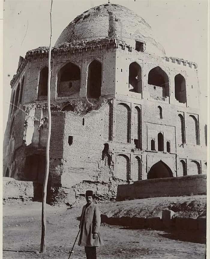 عکس یادگاری خیلی قدیمی در گنبد سلطانیه زنجان _ سال 1280خورشیدی