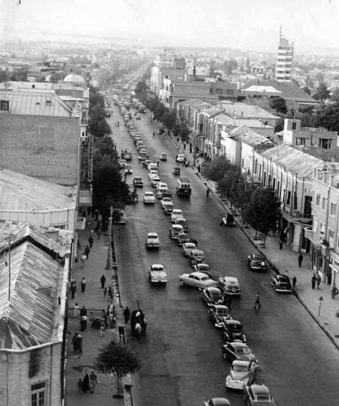 پارک خودروها در وسط خیابان‌های تهران قدیم: یک رسم جالب