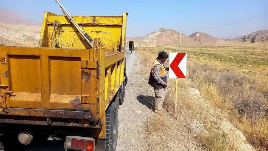 نصب ۳۴ تابلو ایمنی در محورهای تفرش به سلفچگان و فرمهین