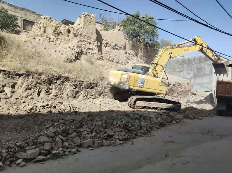 تعریض معبر و احداث دیوار حائل در روستای نقوسان تفرش