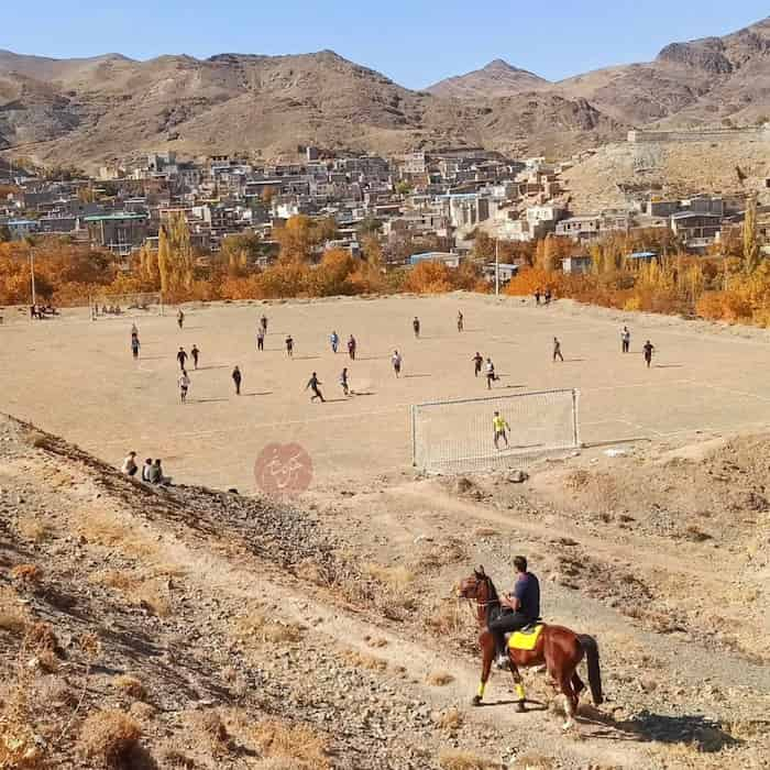 نمای زیبا از زمین خاکی روستای نشلج کاشان و طبیعت پاییزی این روستا