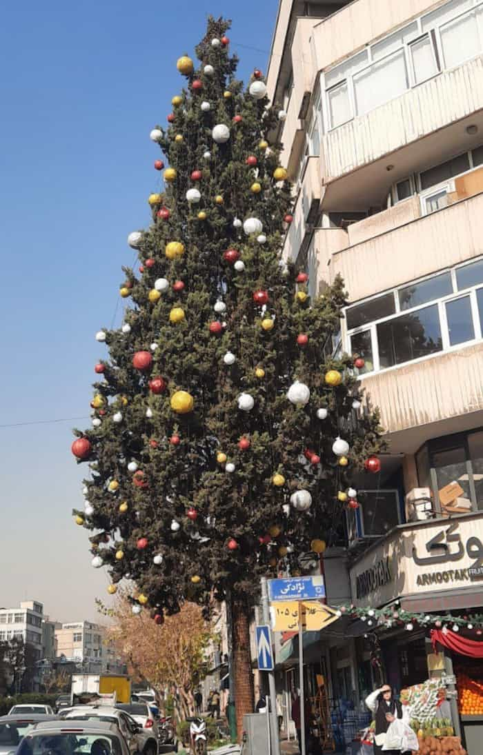 درخت ‎کریسمس بزرگ در خیابان میرزای شیرازی تهران