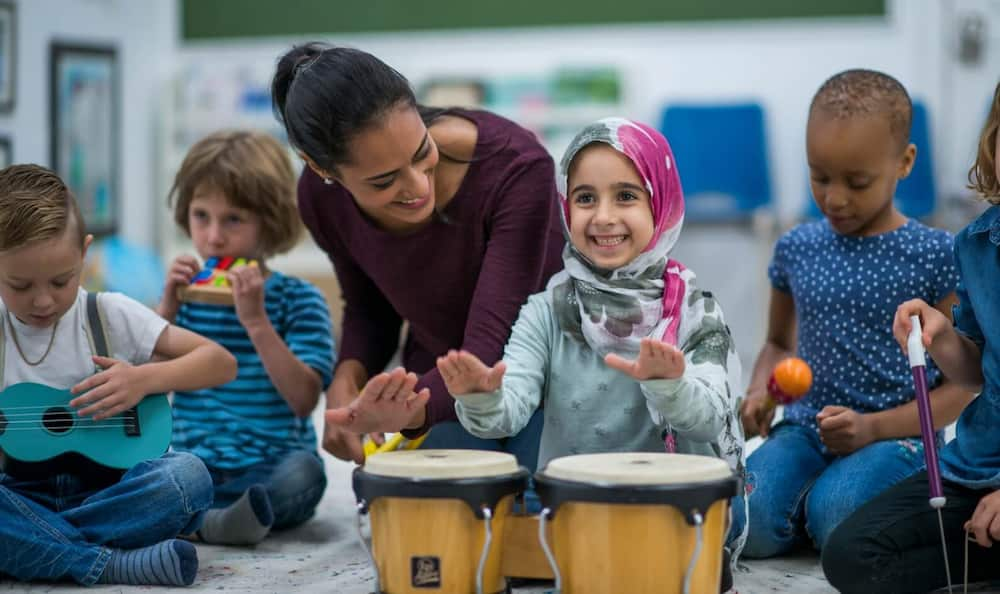 فواید مطالعه گروهی برای کودکان و والدین