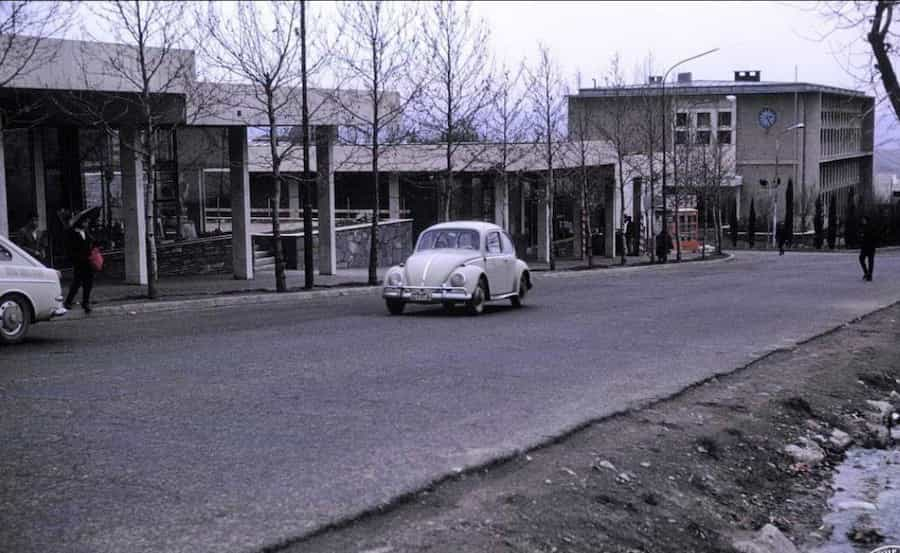 شمیران، خیابان سلطنت آباد، بعد از پارک نیاوران به سمت جنوب، سر خیابان اقدسیه، سال ۱۳۴۷