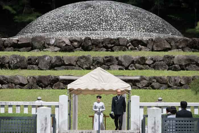 یازدید شاهزاده آیکو از مقبره ملکه ناگاکو