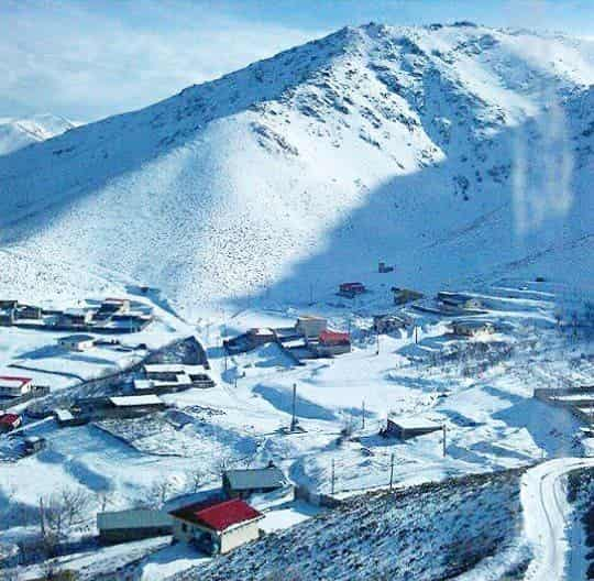 نمایی زیبا از روستای سرآبادان تفرش در زمستان برفی