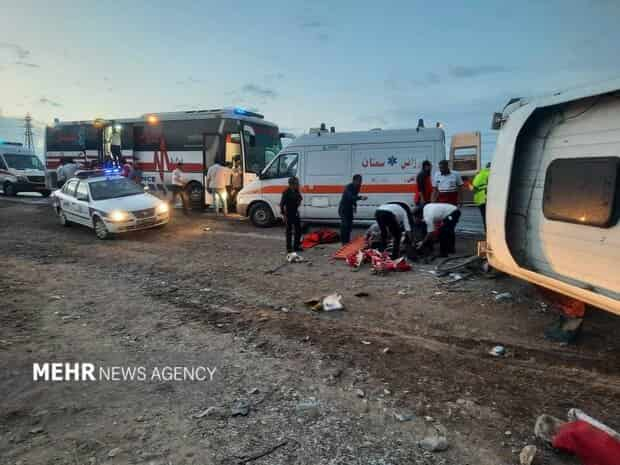 تصادف مینی‌بوس و اتوبوس در نجف‌آباد ۱۲ مصدوم برجای گذاشت