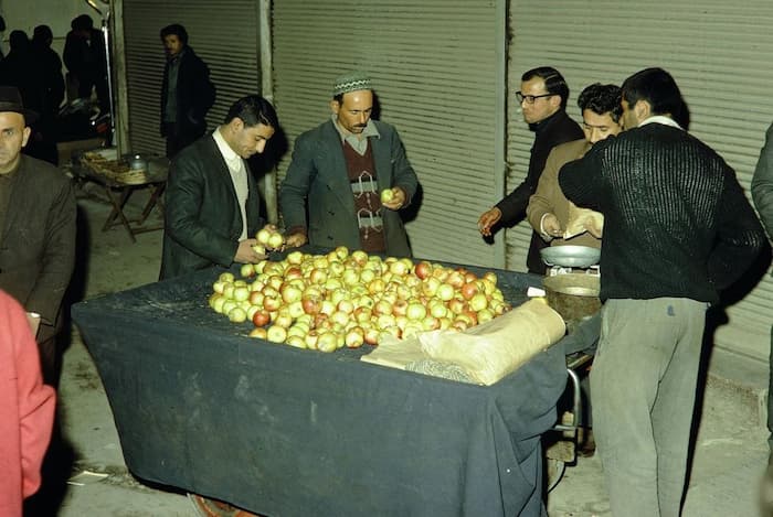 ‌سیب‌فروش دوره‌گرد در بازار تهران، اواسط دهه‌ی چهل شمسی