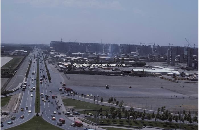 ‌شهرک اکباتان و جاده مخصوص از بالای برج آزادی، سال ۱۳۵۷، عکس از میشل ستبون