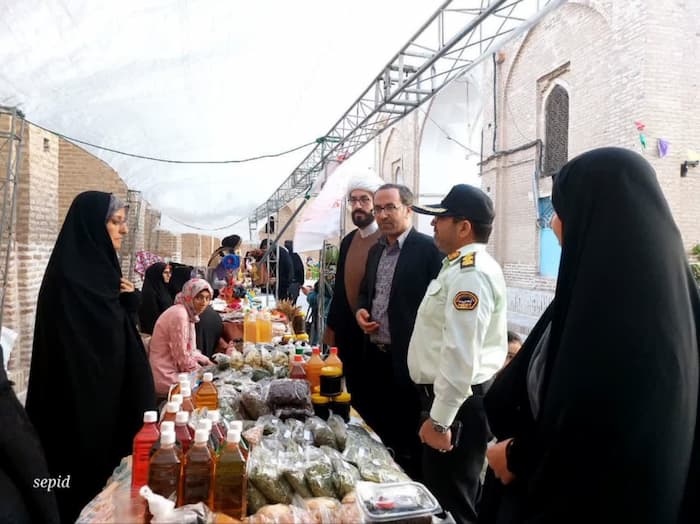 بازدید فرماندار تفرش از بازارچه صنایع دستی امامزاده محمد