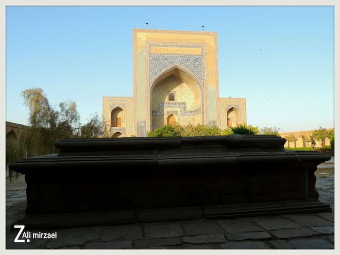 نمایی از سنگ قبر ملا عبدالرحیم