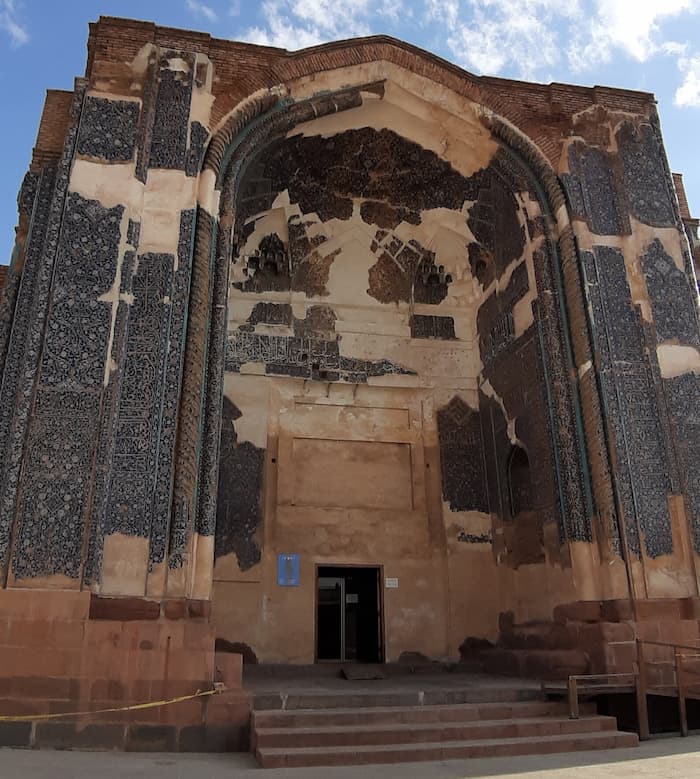 مسجد کبود تبریز: نگین فیروزه‌ای آذربایجان