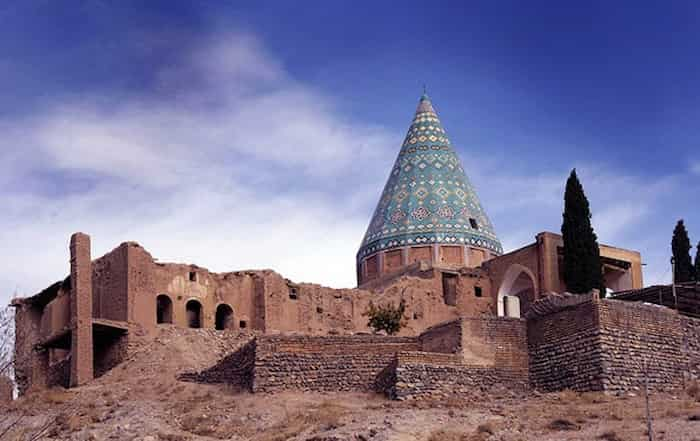 آرامگاه بابا افضل: نگینی در دل کوهستان