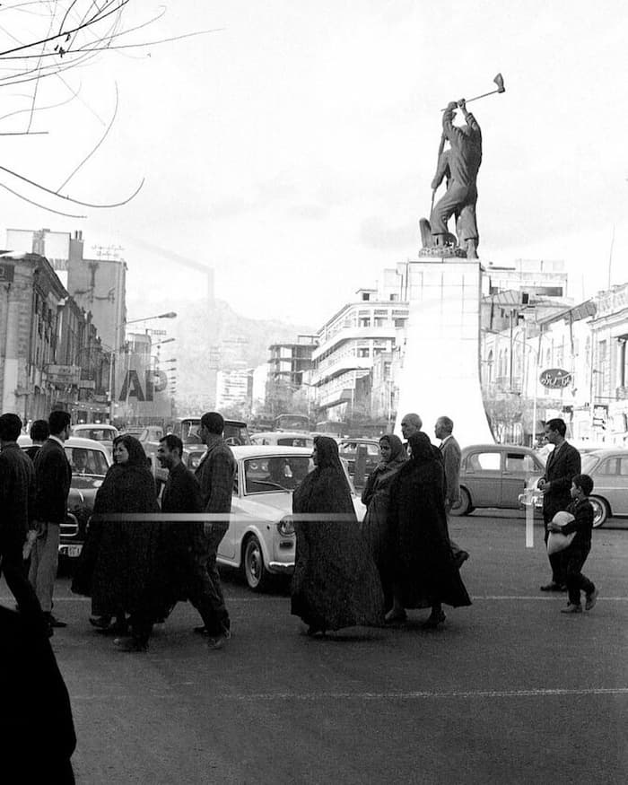 ‌چهارراه مخبرالدوله، اوایل دهه چهل شمسی