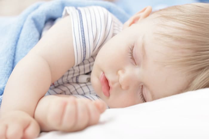 دلایل لبخند زدن نوزادان در خواب: سفری به دنیای شیرین رویاها