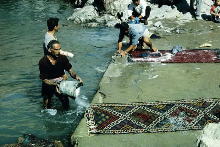 ‌قالیشویی در چشمه‌علی شهرری تهران، سال ۱۳۴۵، عکس از هریسون فورمن