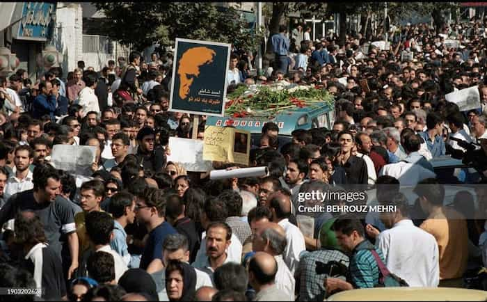 ‌تشییع جنازه‌ی احمد شاملو در تهران، مرداد ۱۳۷۹، عکس از بهروز مهری