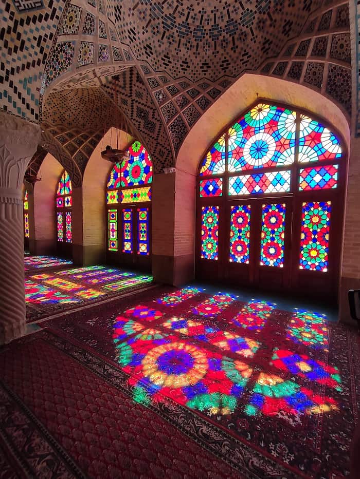 بازی نور و رنگ در مسجد نصیرالملک شیراز: سمفونی خیره کننده‌ی معماری ایرانی