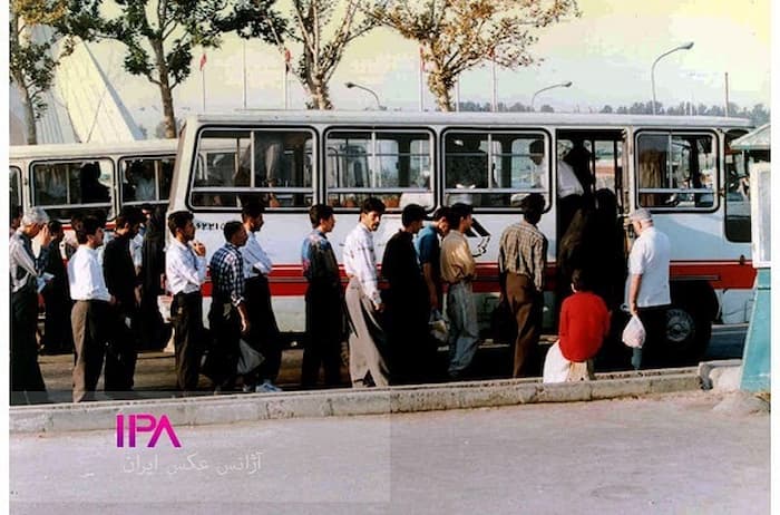 ‌صف مینی‌بوس در میدان آزادی، سال ۱۳۷۳