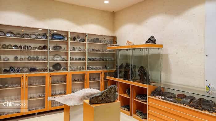 موزه تخصصی علوم زمین قم: گنجینه‌ای از سنگ‌های قیمتی و نیمه‌قیمتی در قلب ایران