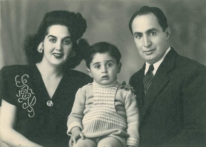 عکس خانوادگی از زنده‌یاد دکتر ابوالقاسم بهرامی در کنار همسرش: بانو مهین‌دخت دولتشاهی و فرزندشان ارسلان بهرامی