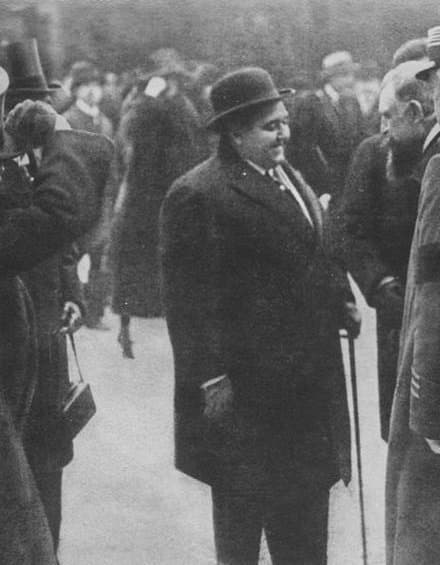 احمد شاه قاجار در میدان اسب دوانی پاریس سال ۱۹۲۲ میلادی