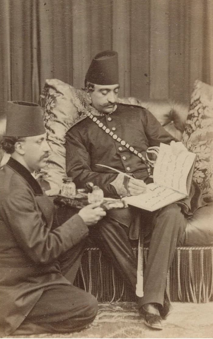ناصرالدین شاه در لندن در حال نوشتن یادگاری