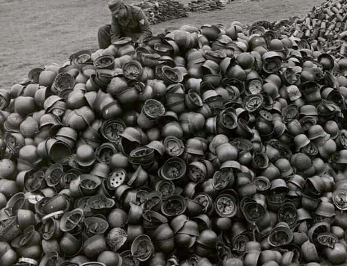 کلاه های سربازهای آلمانی بعد از شکست و تسلیم آلمان سال ۱۹۴۵ میلادی