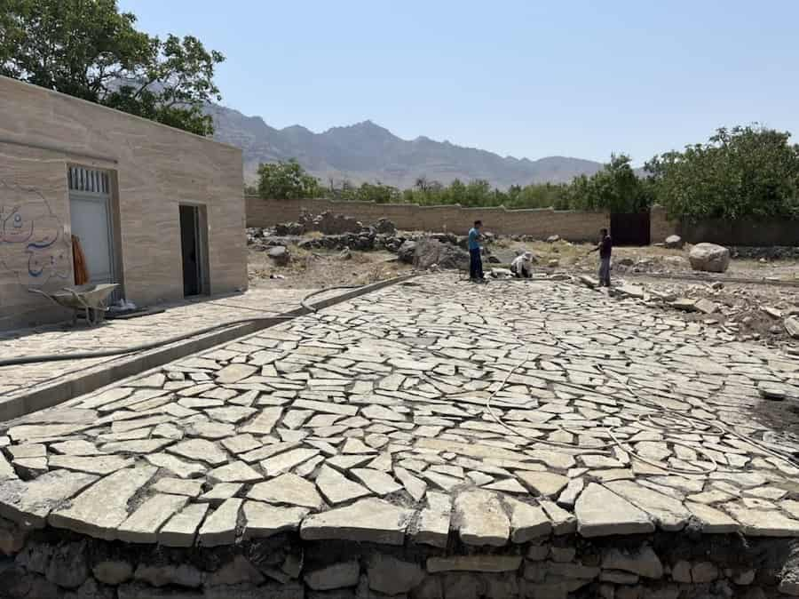 ارتقاء معابر روستای کهک تفرش با سنگفرش جدید