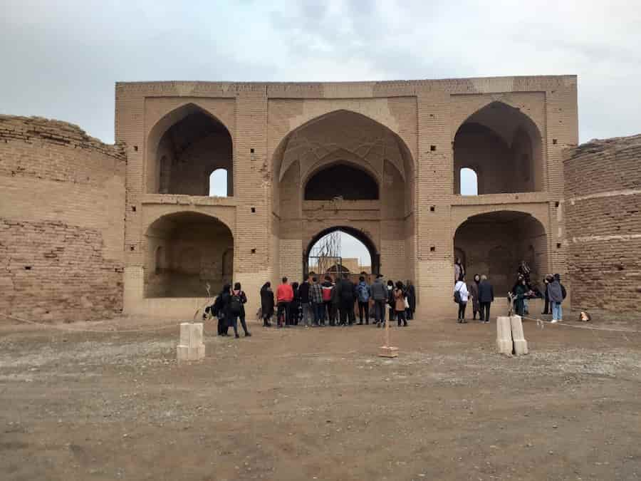 نمای ورودی کاروانسرای دیر گچین