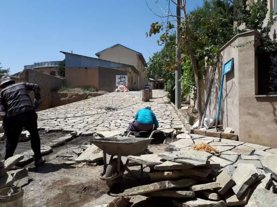 تغییر چهره روستای محی الدین (قدس) تفرش با سنگ‌فرش معابر