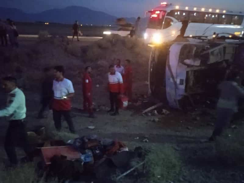  ۱۹ مصدوم بر اثر واژگونی اتوبوس در جاده شیراز به سروستان