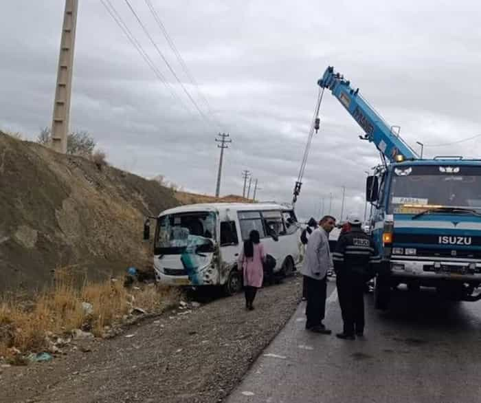 ۱۳ مصدوم در حادثه واژگونی مینی‌بوس در محدوده دماوند