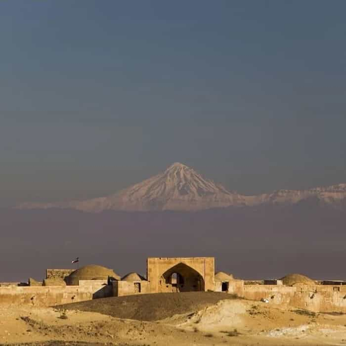 نمایی زیبا از قله ‎دماوند از منظر کاروانسرای قصر بهرام در پارک ملی کویر، گرمسار